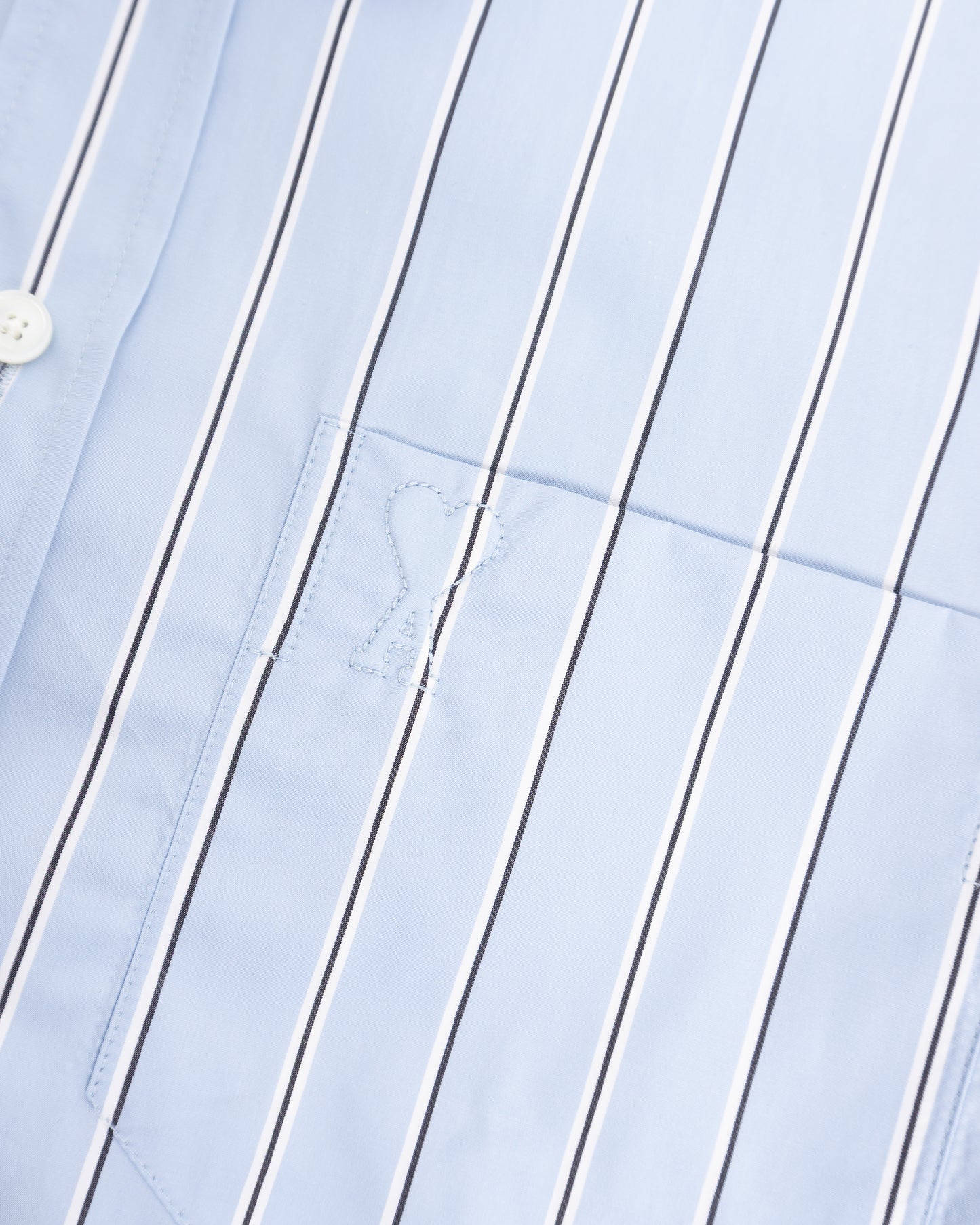 AMI PARIS Cropped Classic Fit Shirt with Embossed Ami de Coeur at Patch Pocket Blue & Ivory